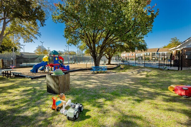 Foto del edificio - 14357 Misty Meadow Ln