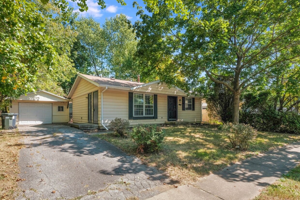 Primary Photo - 3 BED / 1 BATH HOUSE IN URBANA WITH IN-UNI...