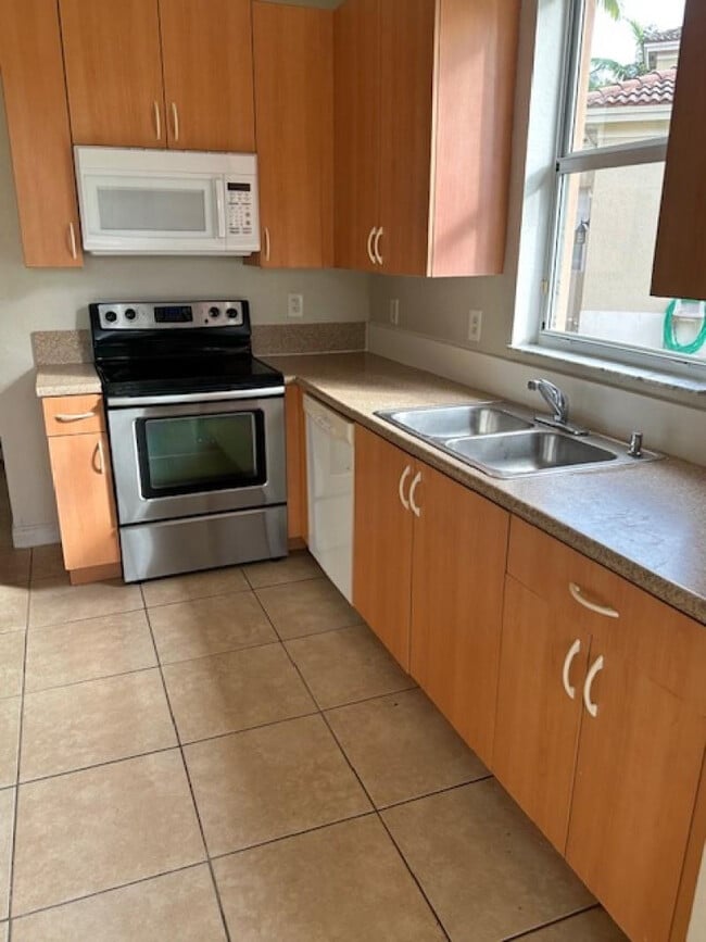 Building Photo - 1008 NE 39th Ave