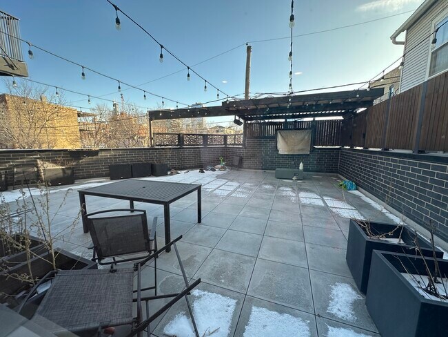 Foto del edificio - 550 N Ogden Ave