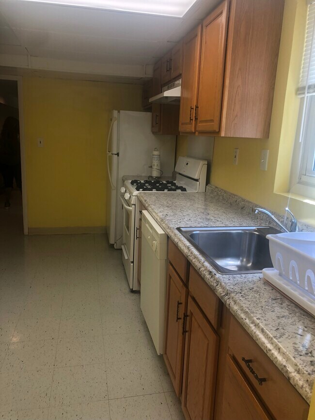 Kitchen - 5501 Auth Rd
