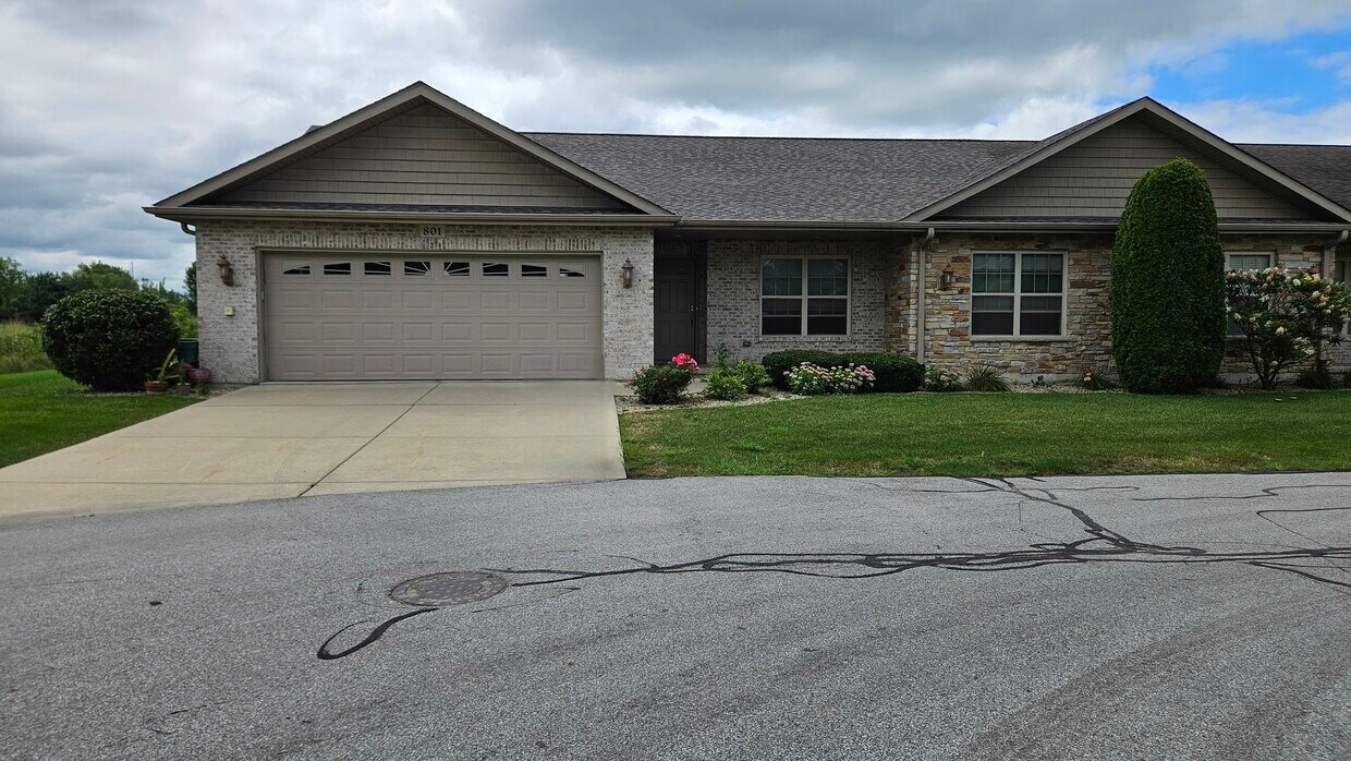 Foto principal - 801 Veterans Ln