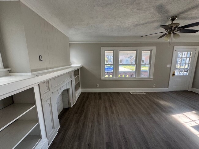 Building Photo - Charming 3-Bedroom Property in Prime Location