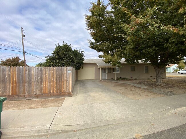 Building Photo - 3 bedroom/2bath home in Reedley available ...