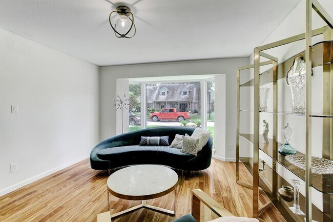 Building Photo - 623 Bendwood Dr