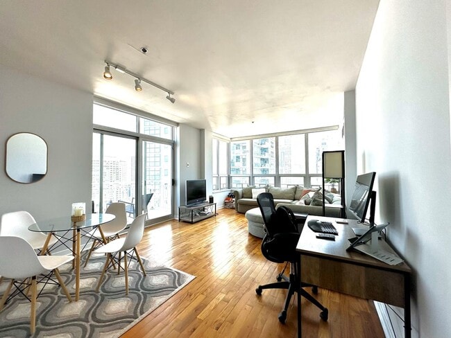 Foto del edificio - 330 W Grand Ave