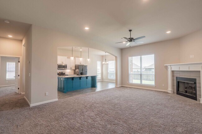 Foto del edificio - NEW LISTING! 4 bed/ 2 bath with updates th...