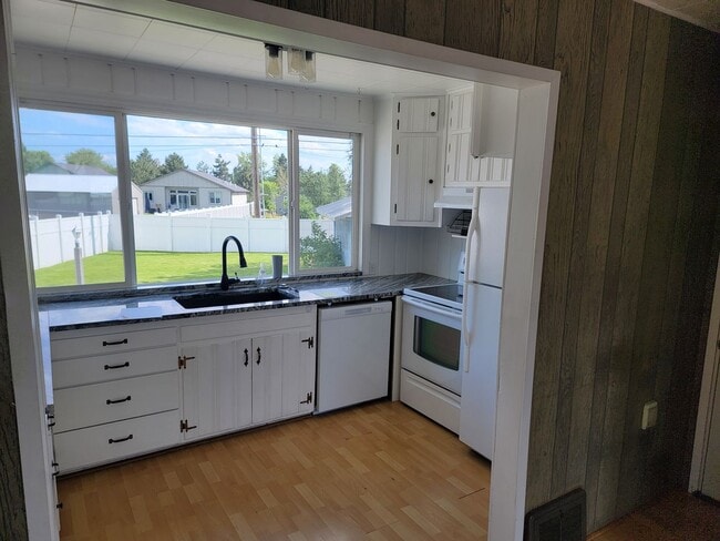 Building Photo - Beautiful 3-Bedroom Home - EV Charger - Pet Friendly