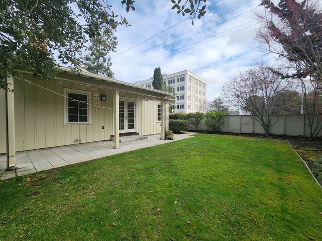 Foto del edificio - Amazing 1 bedroom with private backyard an...