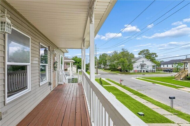 Building Photo - 5730 Marigny St