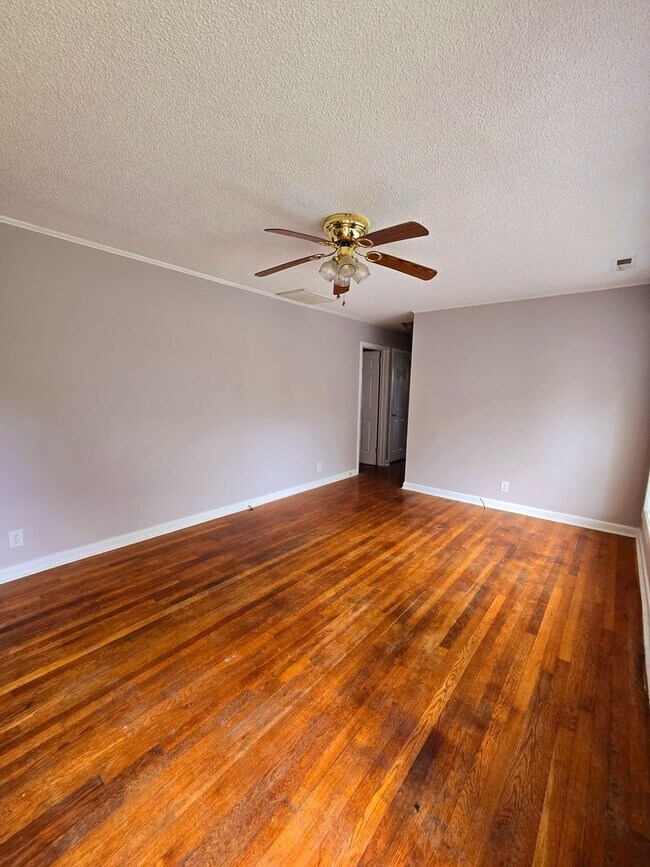 Building Photo - Must See 3 Bedroom Home Available for Imme...