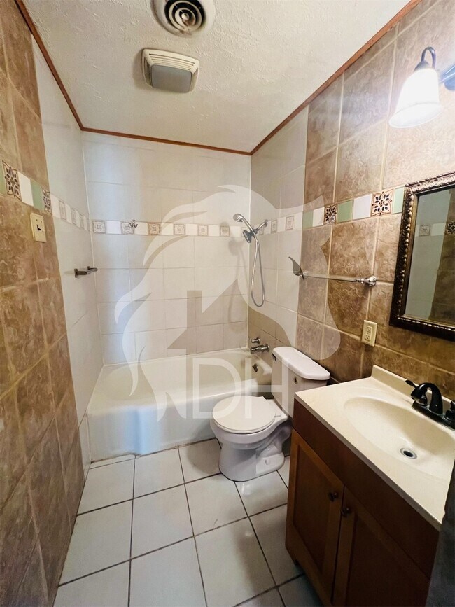 Foto del edificio - 1818 N Washington St