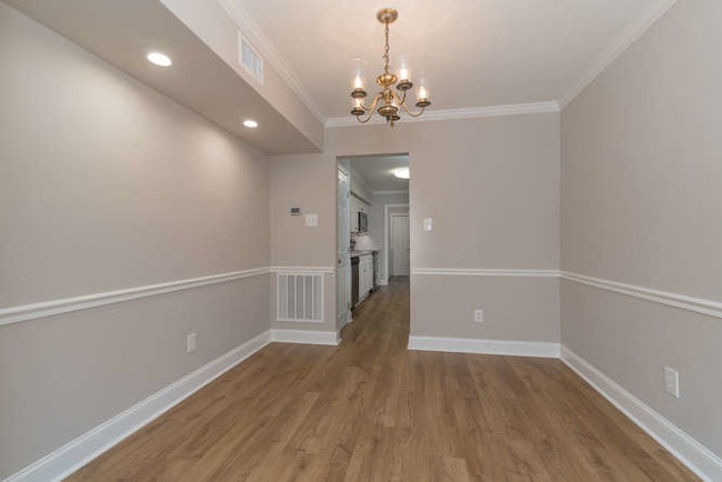 Building Photo - 1328 Springlawn Ct