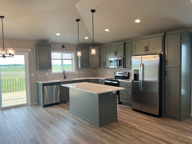 Building Photo - 4 Bed 3 Bath Single Family Home