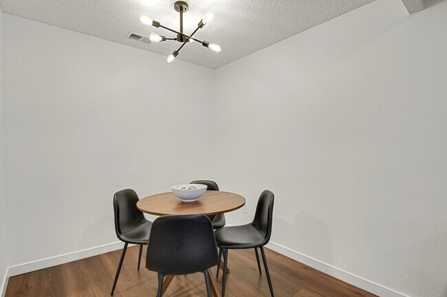 Foto del edificio - 7995 E Mississippi Ave