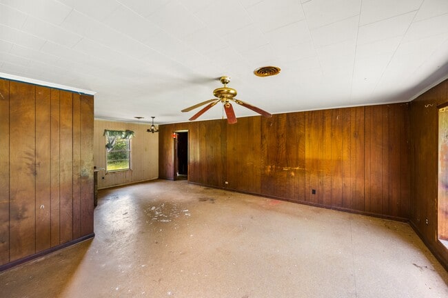 Building Photo - 1021 Lutz Loop