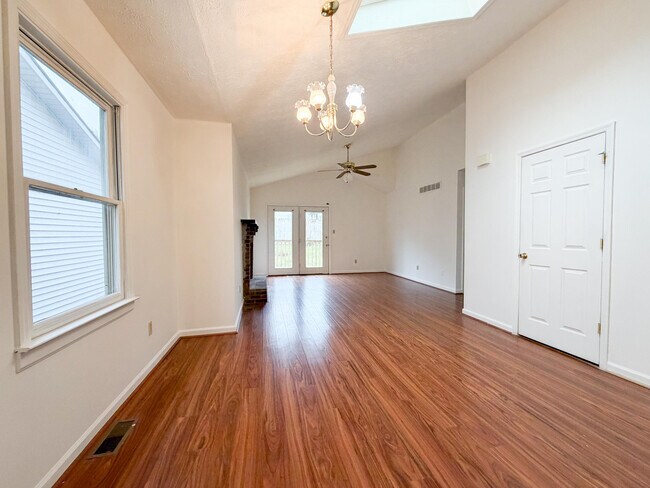 Foto del edificio - 352 Chase Pl