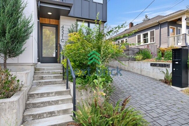 Building Photo - "Charming 2-Bed, 2-Bath Townhouse Retreat in Seattle – 1380 Sq Ft of Modern Comfort!"