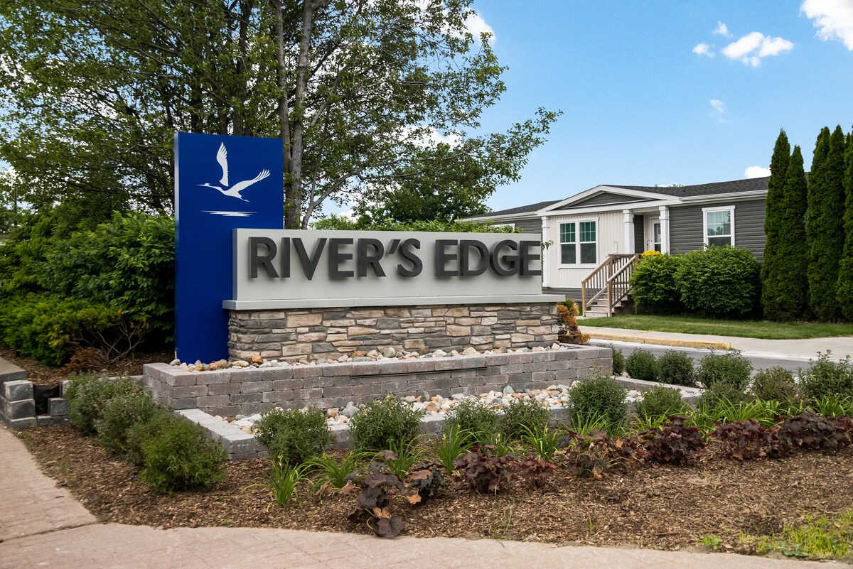 Rivers Edge 38000 Le Chateau Clinton Township, MI Apartments for