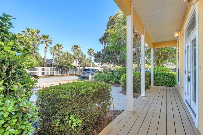 Building Photo - Enjoy the beach lifestyle!!