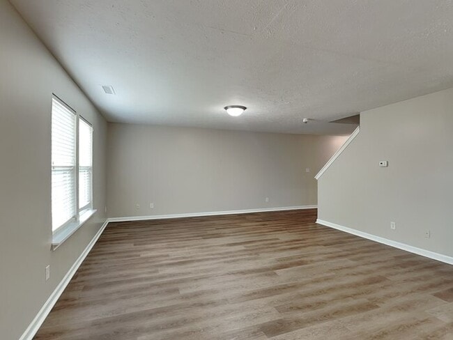 Building Photo - MOVE IN SPECIAL! 4 bed 2.5 bath with large...