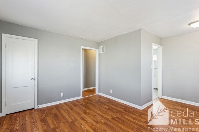 Building Photo - 1703 E Looman St