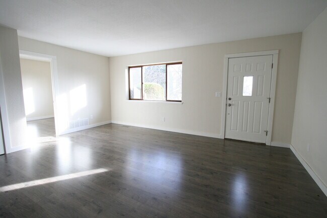 Building Photo - 3 Bedroom home close to downtown!