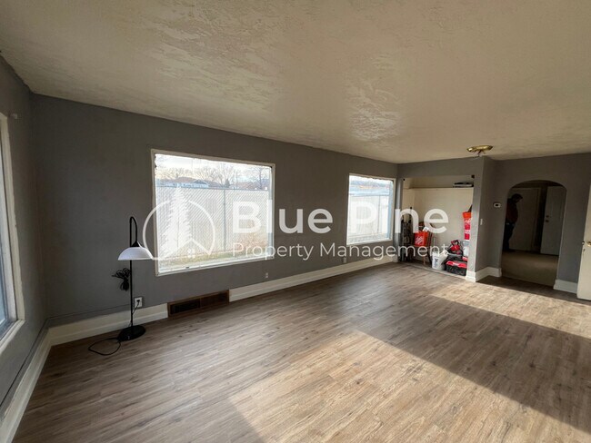 Building Photo - 236 W Young St