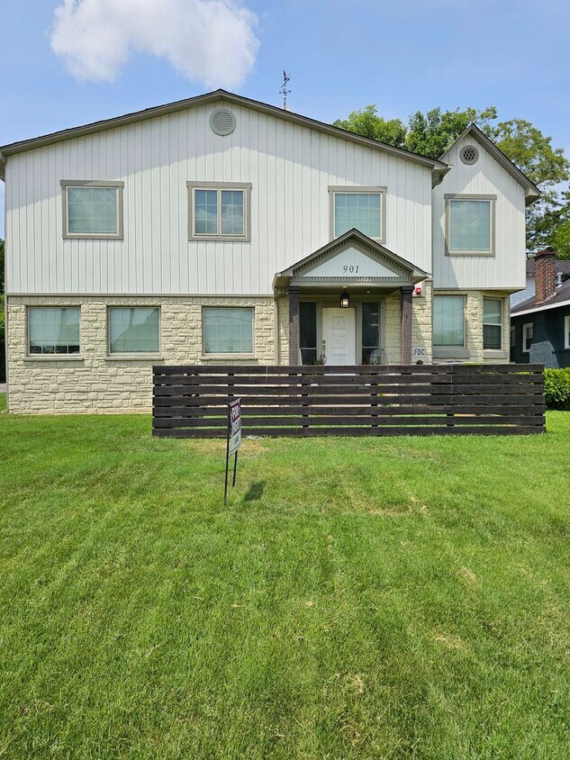 Primary Photo - 901 N Wood Ave