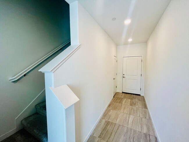 Foto del edificio - Vibrant 3 BED + 2.5 BA Milpitas Townhouse. Stainless Steel Appliances. Great Location.