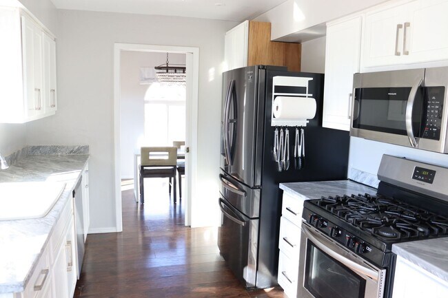 Building Photo - Corner Lot