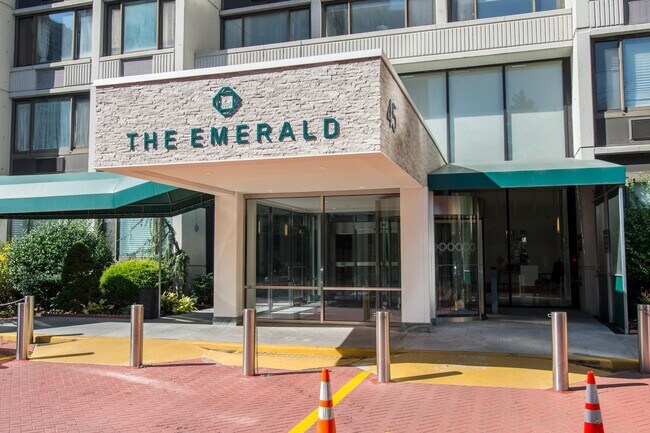 Foto del edificio - 45 River Dr S