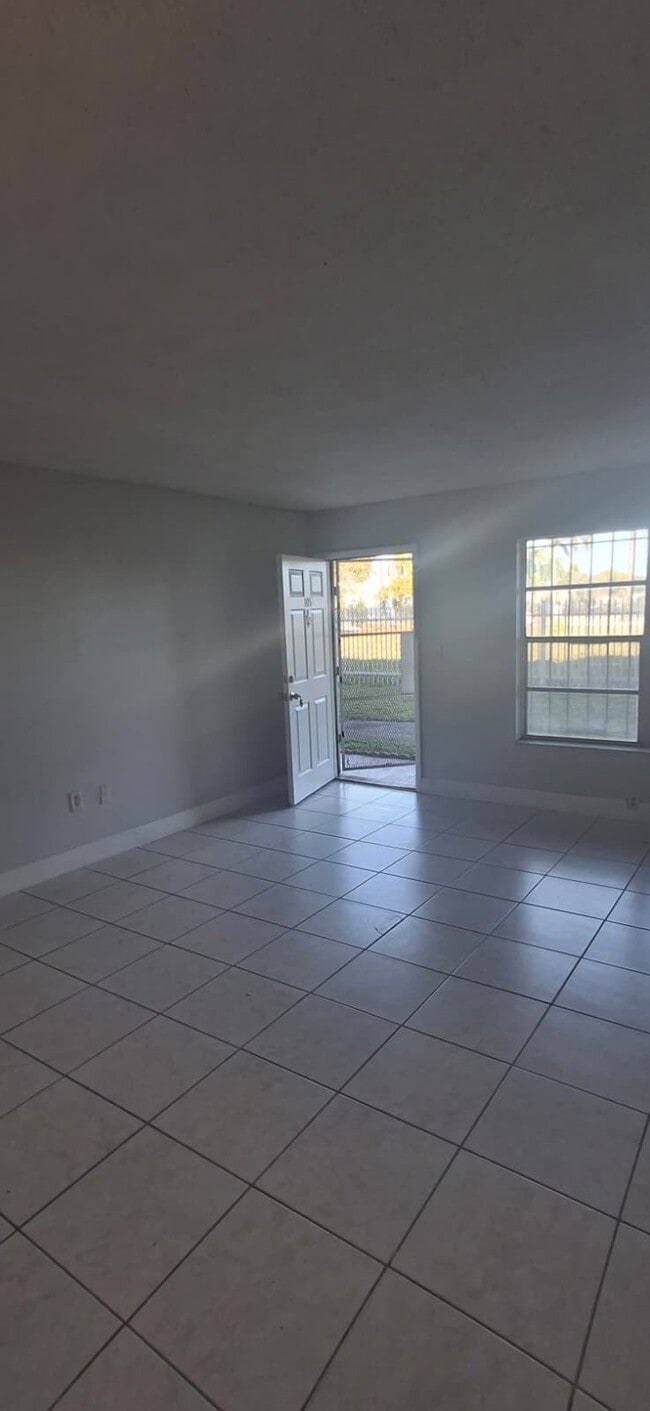 Foto del edificio - 251 NW 177th St