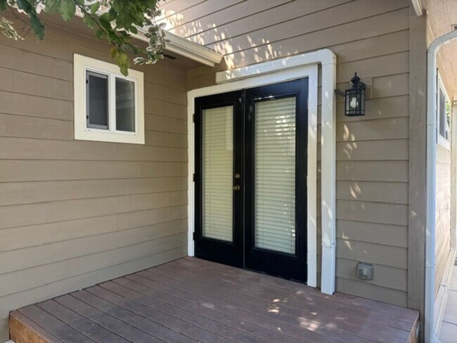 Foto del edificio - Charming Updated 1-Bedroom Home with Private Decks & Mini-Split Comfort