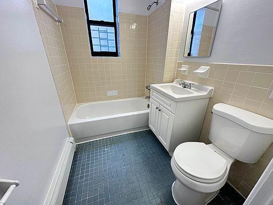 Foto del edificio - 3 bedroom in BRONX NY 10456