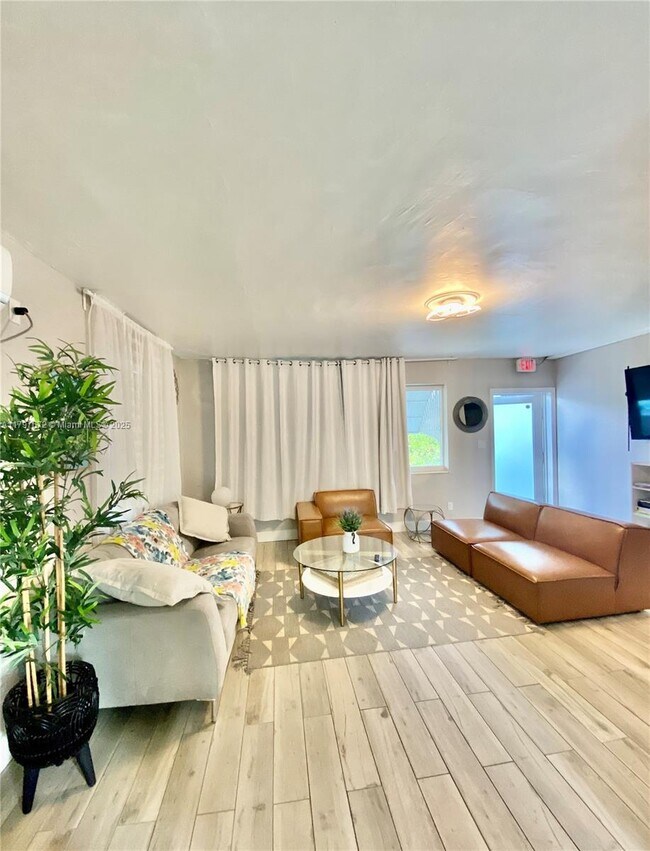 Foto del edificio - 2462 Adams St