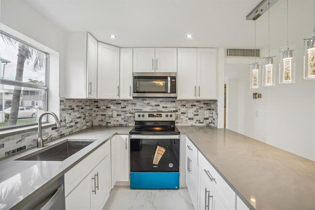 Foto del edificio - 100 Monaco Ct