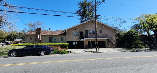 Foto del edificio - Large 2 Bedroom 1 Bath Apartment 66th Aven...