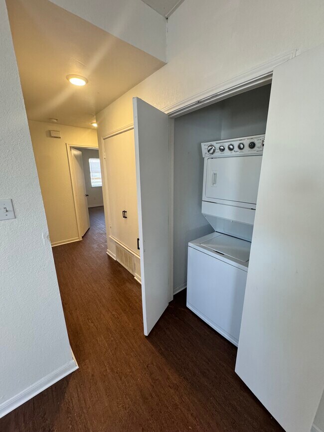 Pasillo - 1223 James Ave