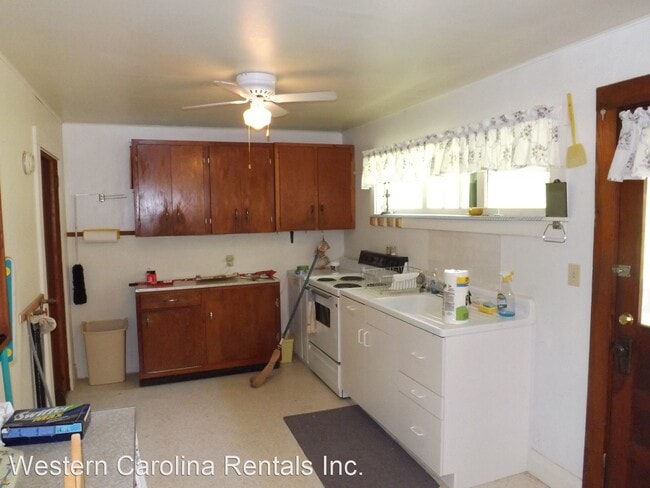 Building Photo - 3 br, 1 bath House - 450 South Painter Road