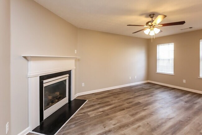 Building Photo - 204 Springbottom Dr SE