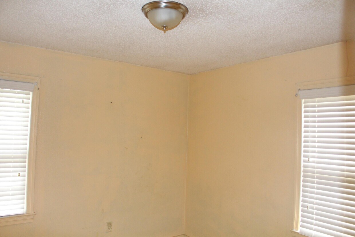 Building Photo - 915 W Whitney Ave