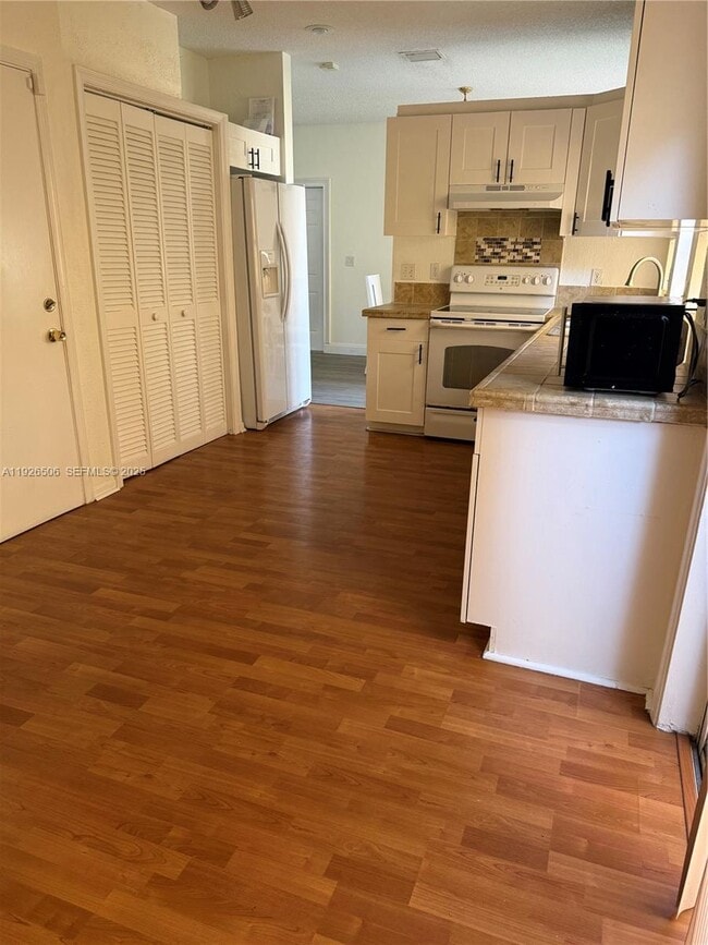 Foto del edificio - 11383 Lakeview Dr