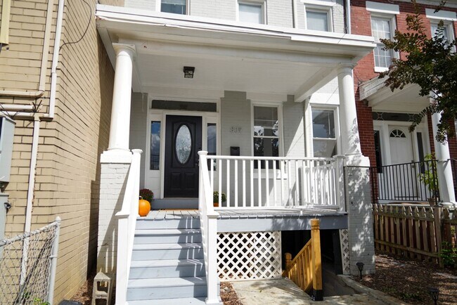 Building Photo - Lovely 4br/2bth home w/parking in Petworth - Priced to rent ASAP!