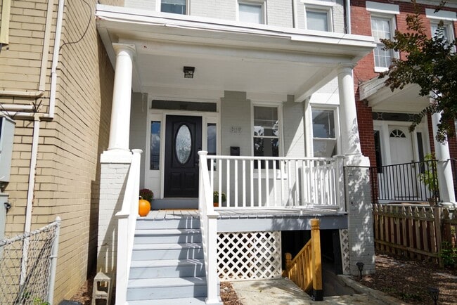 Foto del edificio - Lovely 4br/2bth home w/parking in Petworth - Priced to rent ASAP!