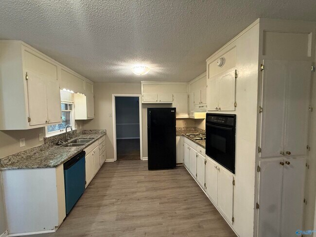 Foto del edificio - 723 Versailles Dr SE