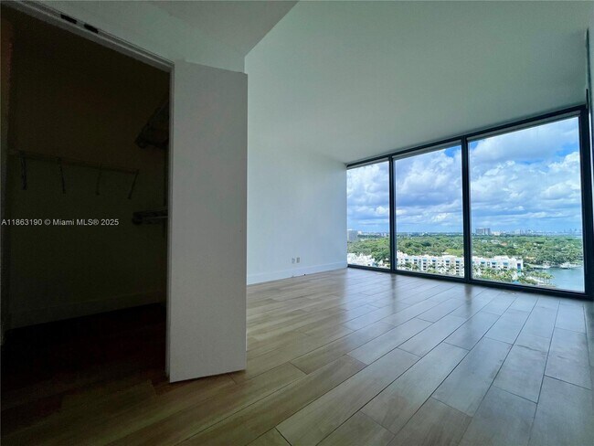 Foto del edificio - 601 NE 36th St