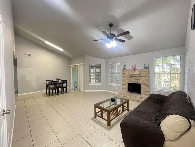 Foto del edificio - 14227 Clear Forest Dr