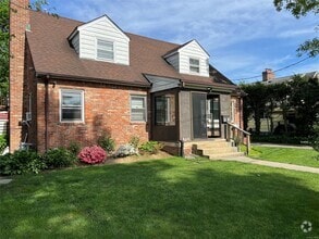 Building Photo - 2 Dogwood Ln