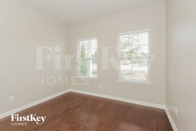 Building Photo - 304 Royal Windsor Dr